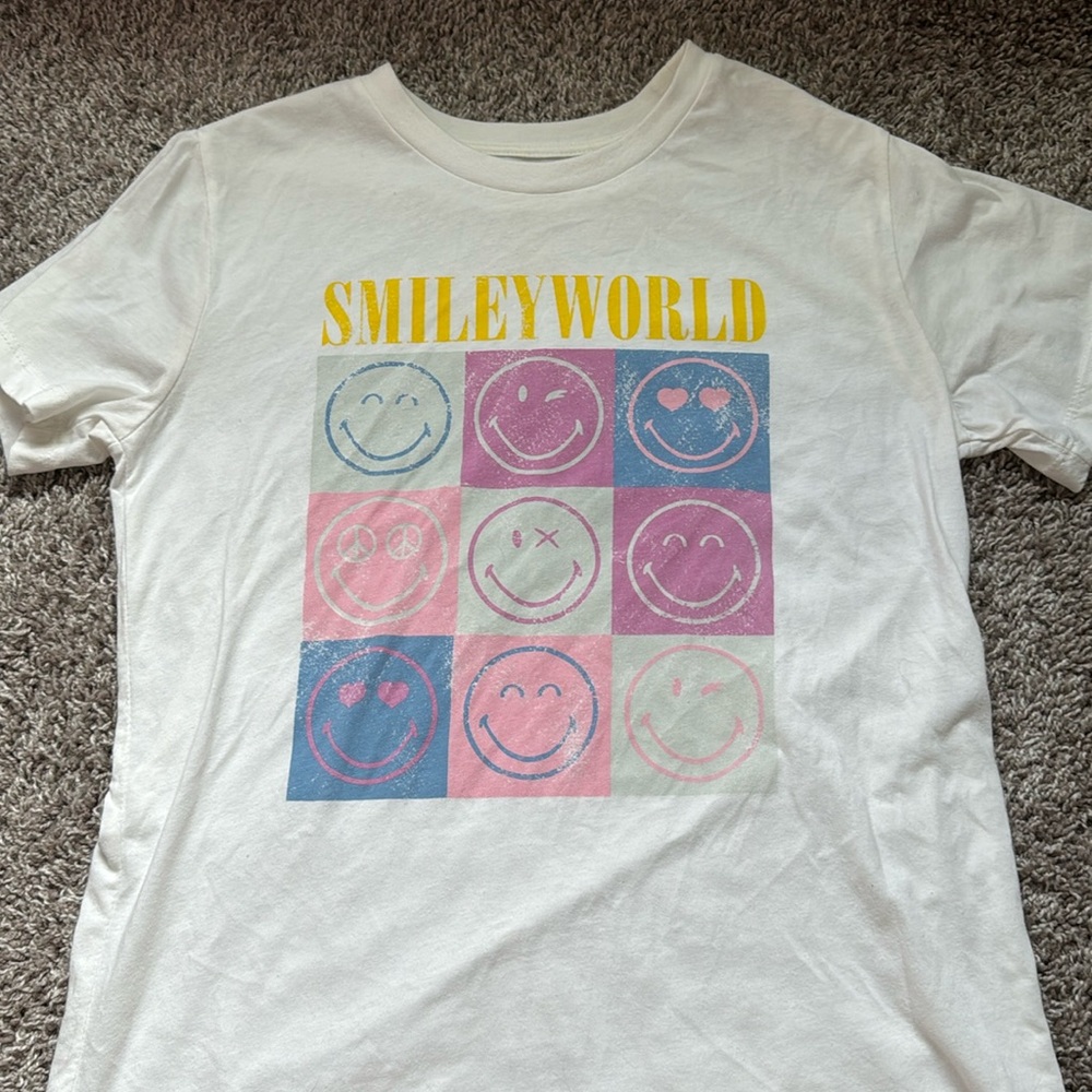 Smiley world preppy smiley face t-shirt🤩